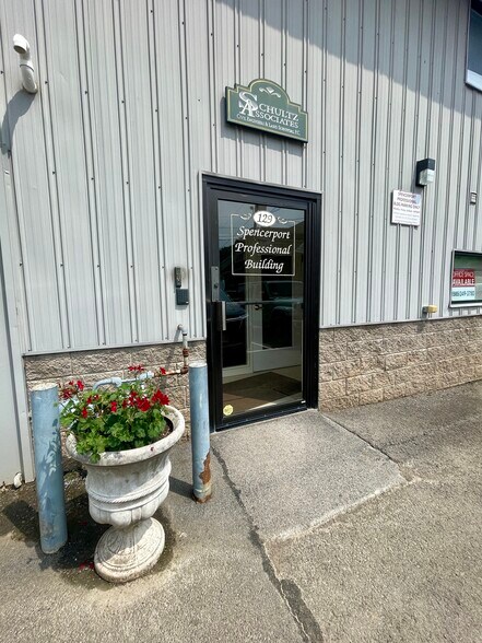 129 S Union St, Spencerport, NY à louer - Photo du bâtiment - Image 2 de 2