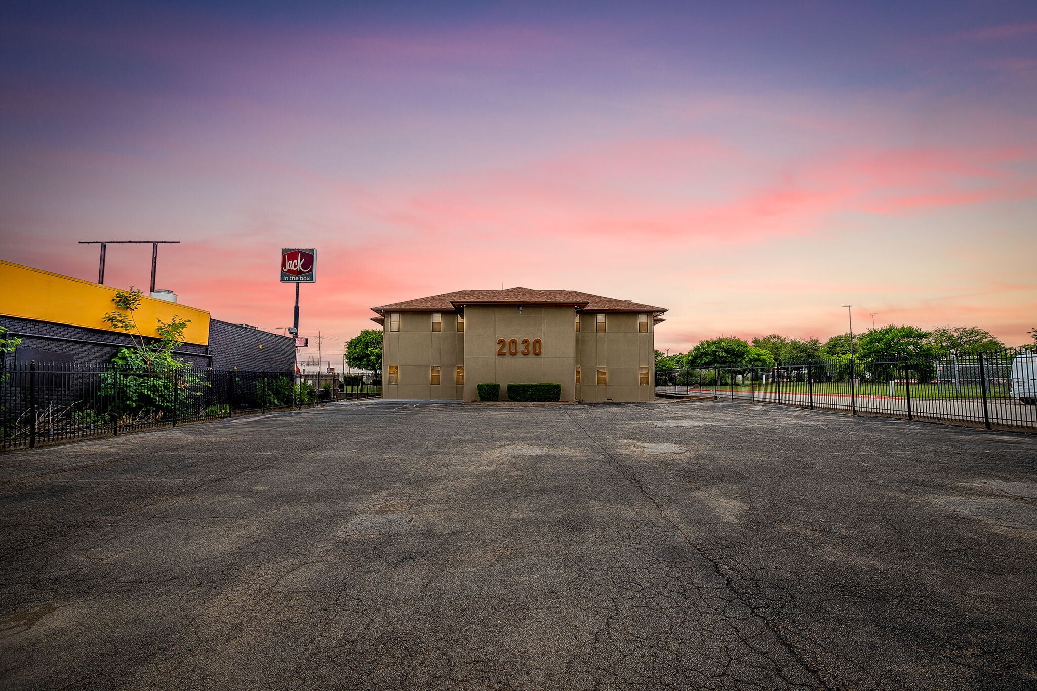 2030 S Las Vegas Trl, White Settlement, TX à vendre Photo principale- Image 1 de 40
