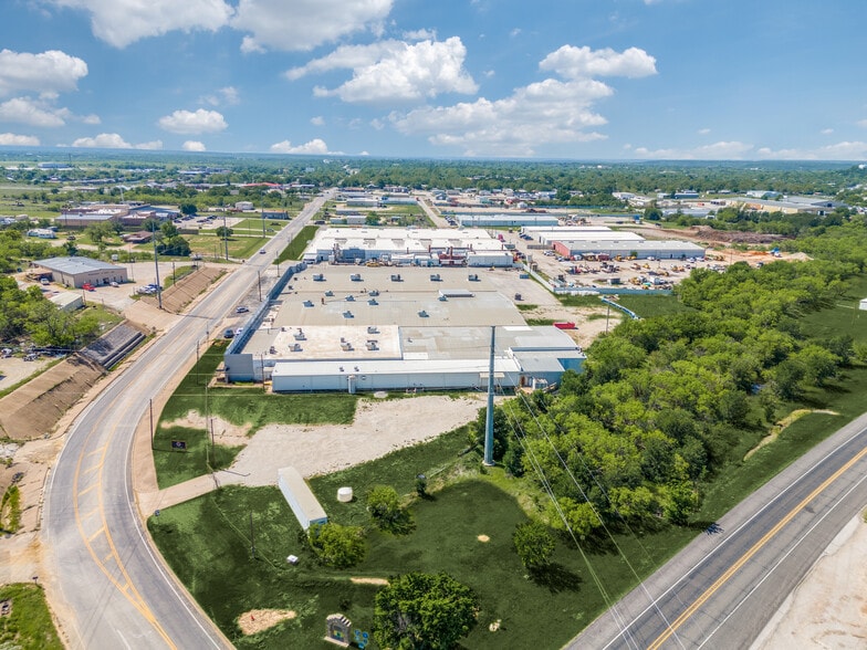 338 Cliff Dr, Graham, TX à vendre - Photo du bâtiment - Image 2 de 23