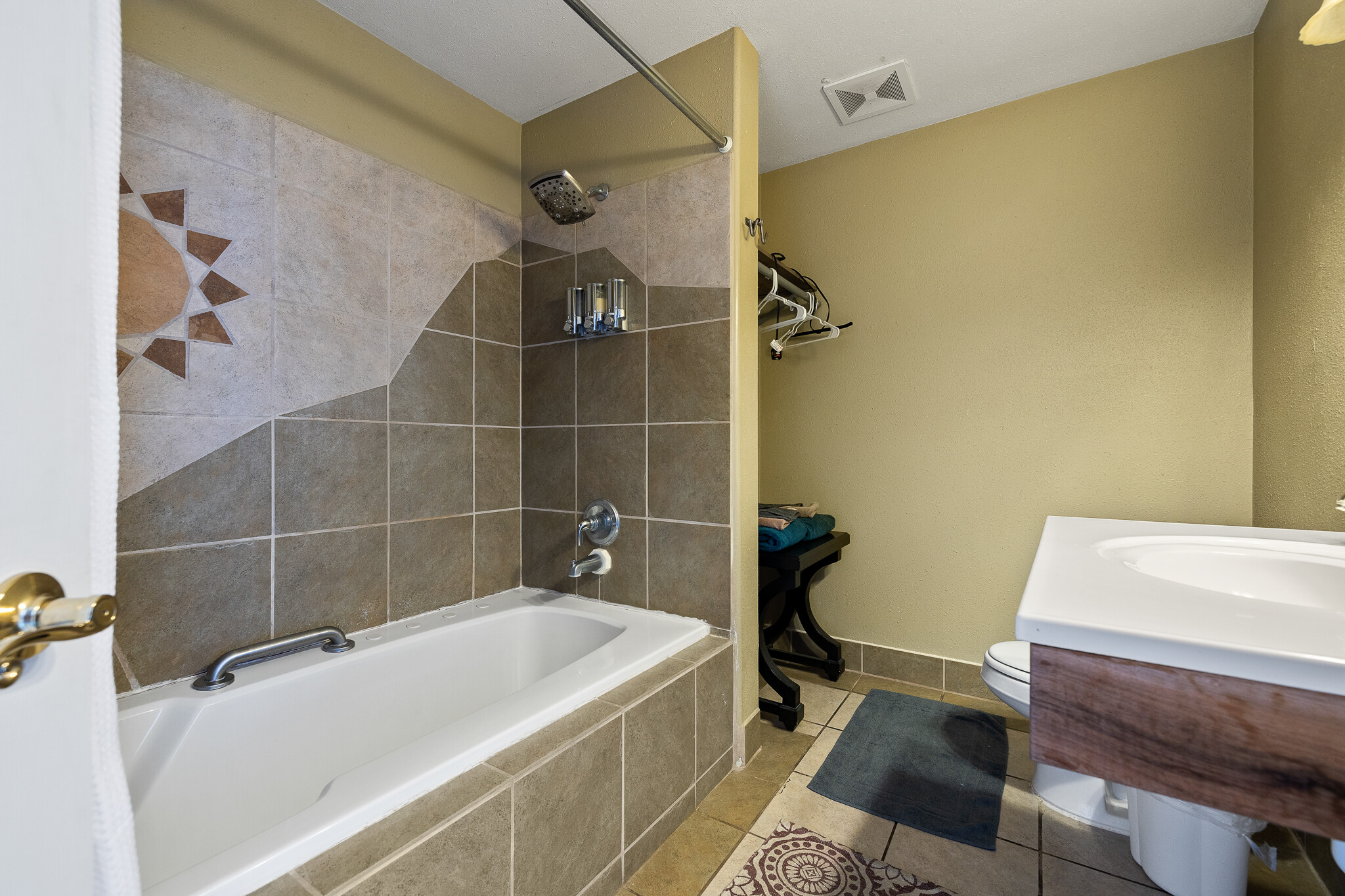 603 N River St, Hot Springs, SD for lease Interior Photo- Image 1 of 12