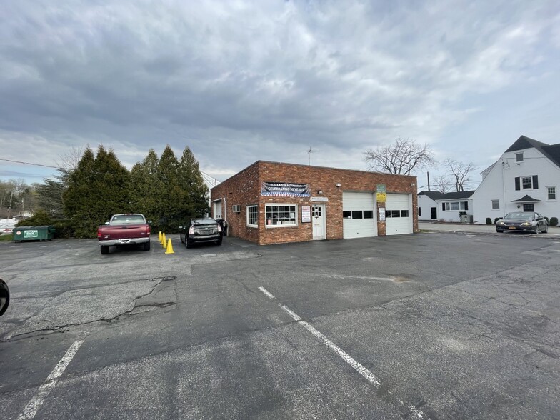 9 Bank Ave, Smithtown, NY for sale - Building Photo - Image 1 of 1