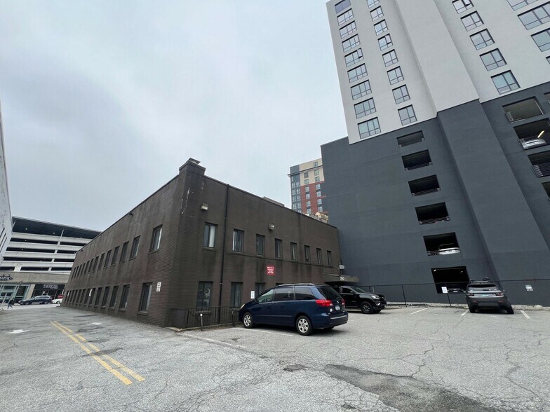 200 E Post Rd, White Plains, NY à vendre - Photo du bâtiment - Image 2 de 11