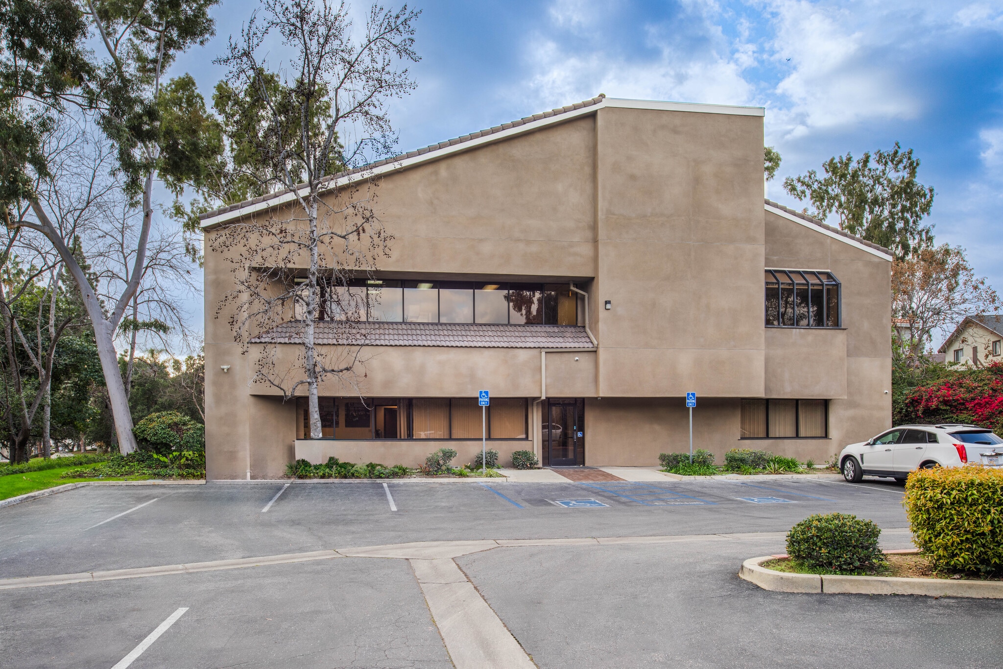 970 S Village Oaks Dr, Covina, CA for lease Primary Photo- Image 1 of 14