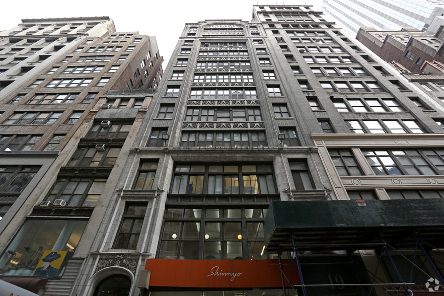 19-21 W 36th St, New York, NY for lease - Building Photo - Image 3 of 11