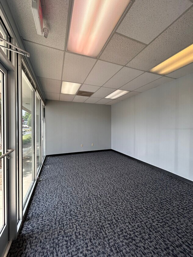 1785 E Park Place Blvd, Stone Mountain, GA for lease Interior Photo- Image 1 of 5