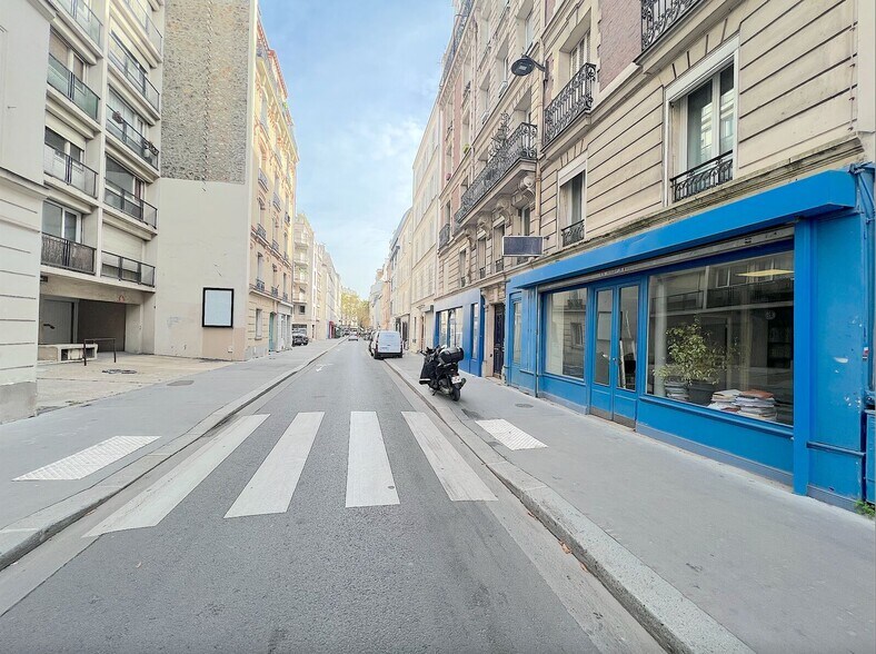 Immeuble residentiel dans Paris à vendre - Photo du bâtiment - Image 2 de 42