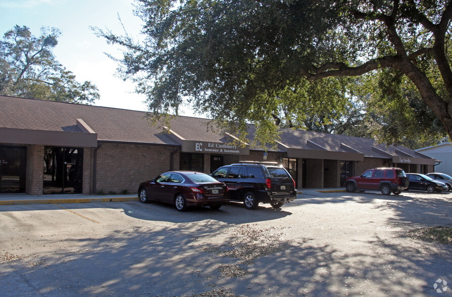 207 E Robertson St, Brandon, FL for lease - Building Photo - Image 2 of 4