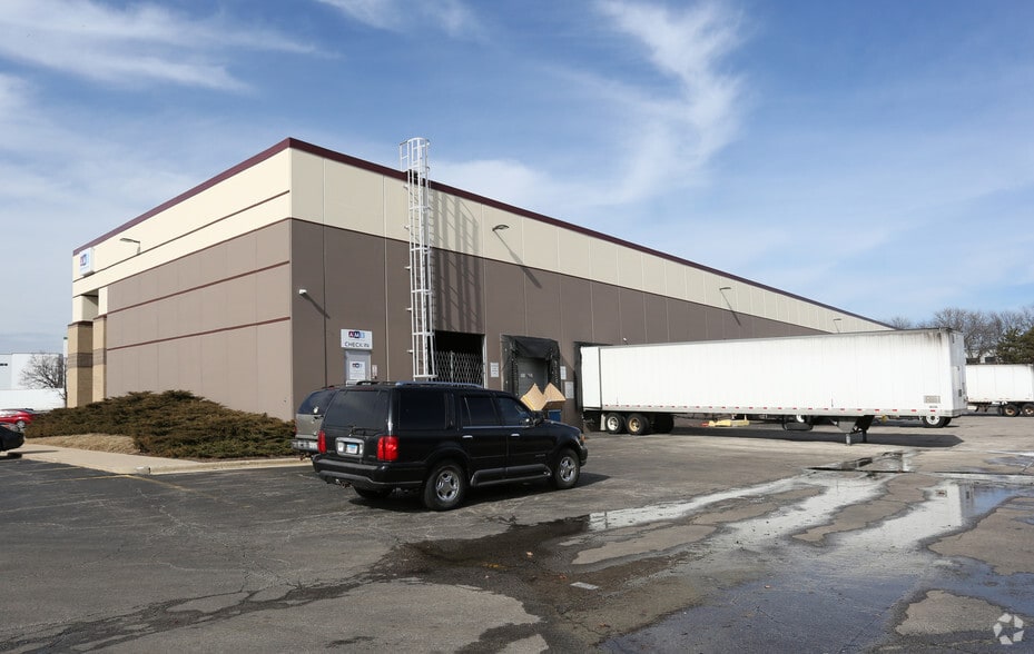 1350 N Michael Dr, Wood Dale, IL for lease - Building Photo - Image 2 of 3