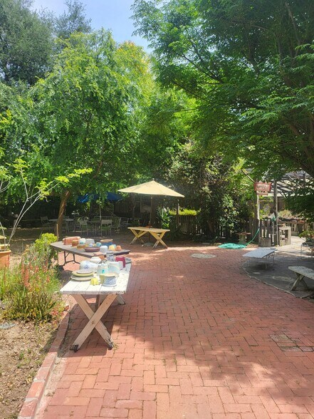 18552 Erwin St, Tarzana, CA à louer - Photo du bâtiment - Image 3 de 24