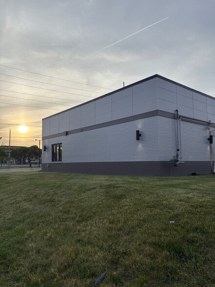 119 W Ireland Rd, South Bend, IN for lease - Building Photo - Image 3 of 16