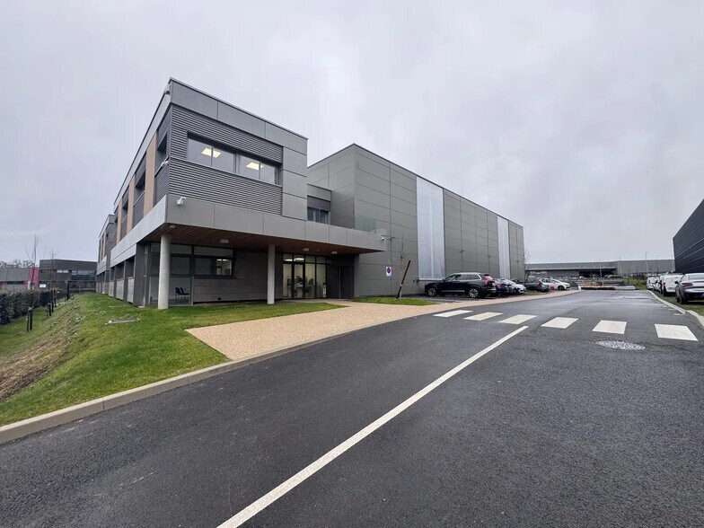 Office in Frépillon for lease - Building Photo - Image 1 of 7