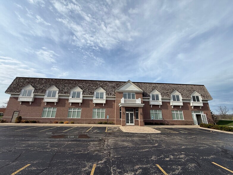 13700 W Irma Lee Ct, Lake Forest, IL à louer - Photo du bâtiment - Image 2 de 11