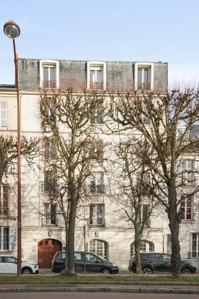 Bureau dans Versailles à louer - Photo du bâtiment - Image 1 de 14