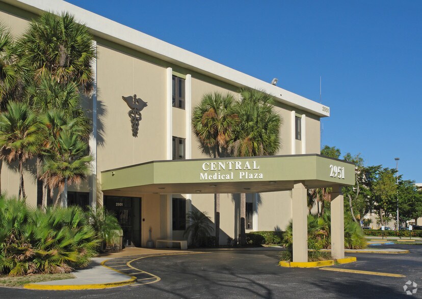 2951 NW 49th Ave, Lauderdale Lakes, FL à louer - Photo du bâtiment - Image 3 de 9