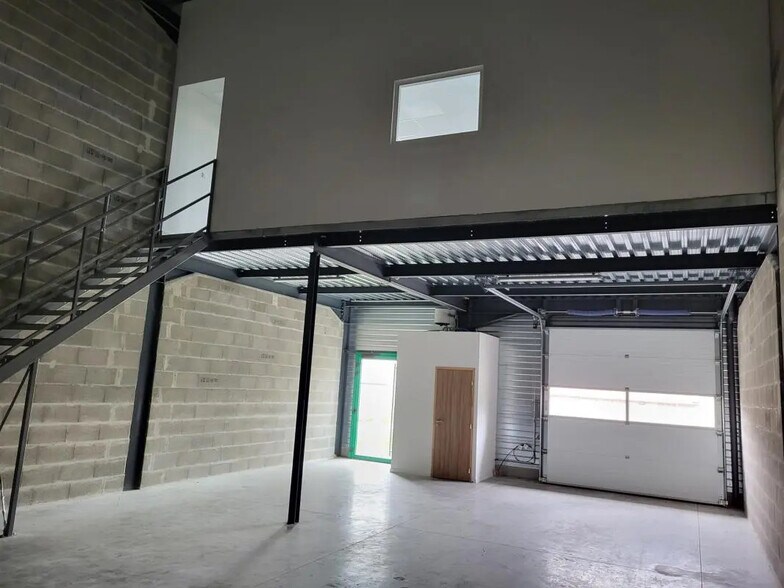 Flex in Mions for lease - Interior Photo - Image 2 of 4