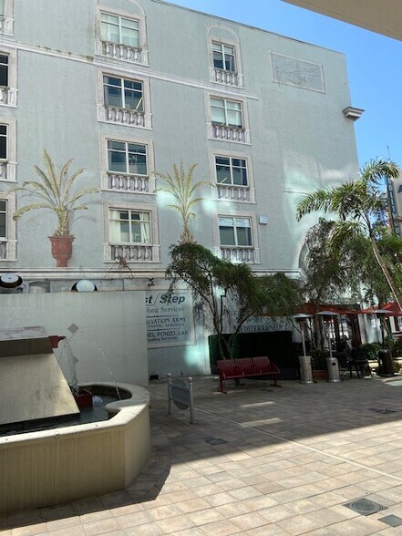 1970 Main St, Sarasota, FL à louer - Photo du bâtiment - Image 2 de 12