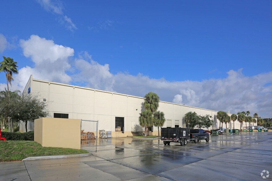 7830 Byron Dr, Riviera Beach, FL à louer - Photo du bâtiment - Image 2 de 9