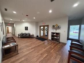 520 Park Place Cir, Mishawaka, IN for lease Interior Photo- Image 1 of 15