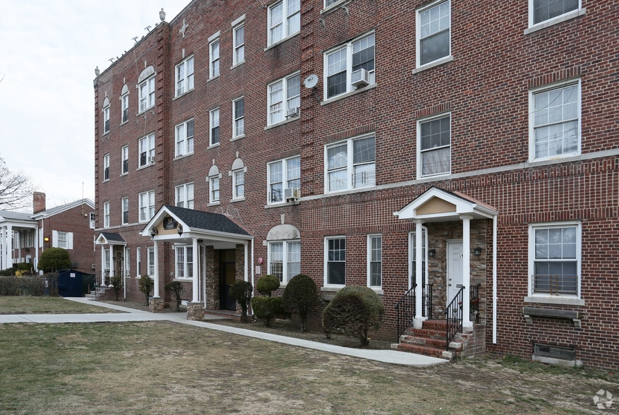 54 Greenwich St, Hempstead, NY for sale - Building Photo - Image 3 of 4