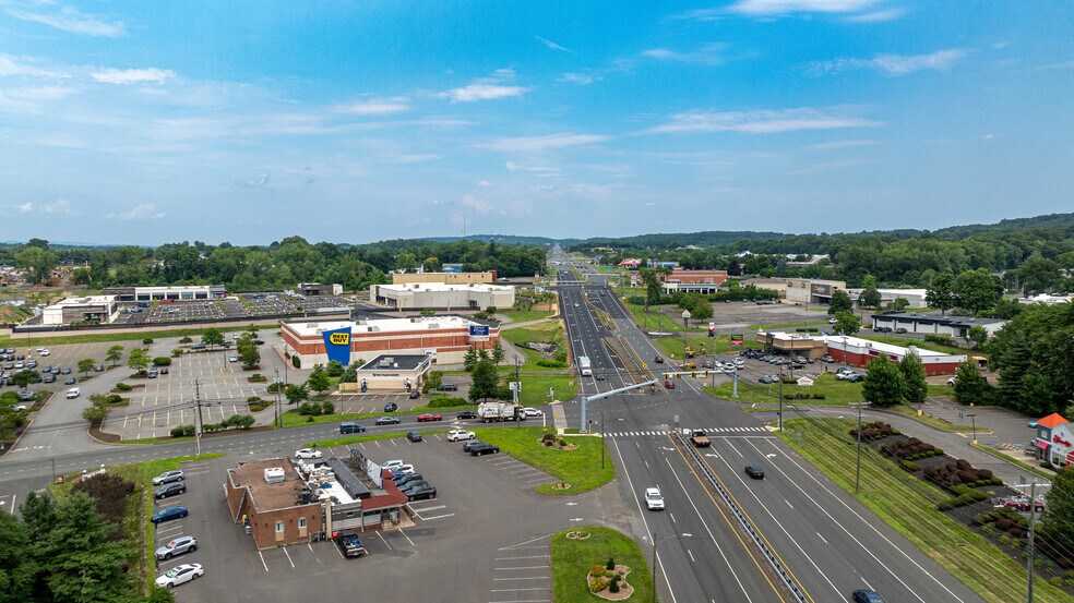 3413 Berlin Tpke, Newington, CT à vendre - Photo du bâtiment - Image 3 de 16