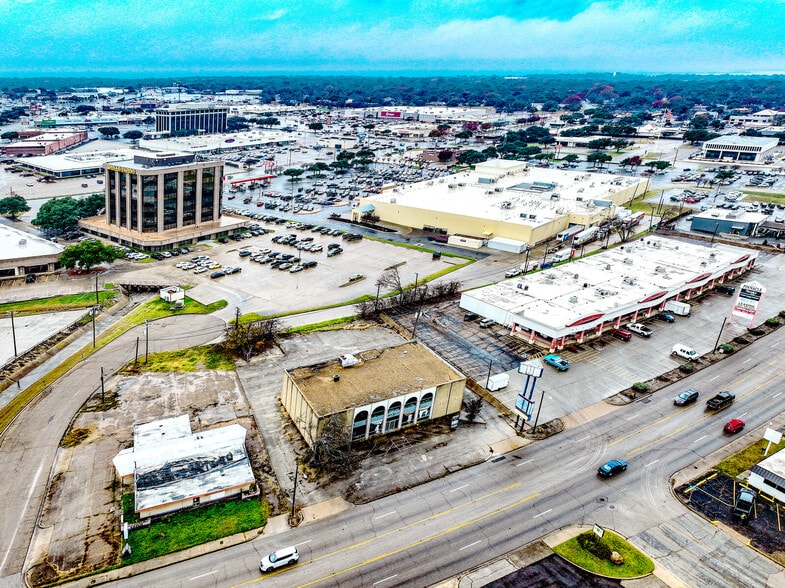 1210 Lake Air Dr, Waco, TX for sale - Building Photo - Image 3 of 30