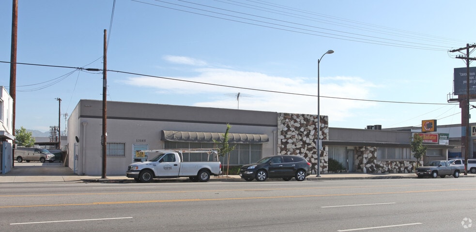 13161-13165 Sherman Way, North Hollywood, CA for lease - Building Photo - Image 2 of 11