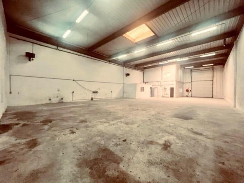 Flex in Coignières for lease - Interior Photo - Image 3 of 9