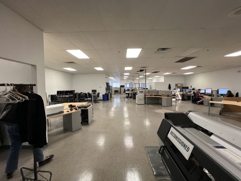 4 Pin Oak Dr, Branford, CT for lease - Building Photo - Image 3 of 32