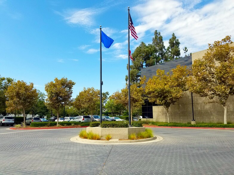 2530 Red Hill Ave, Santa Ana, CA à louer - Photo du bâtiment - Image 3 de 7