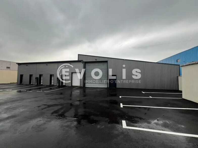 Office in Vaulx-en-Velin for lease - Building Photo - Image 1 of 13