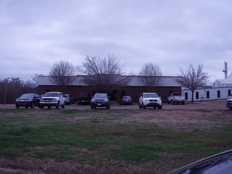 1021 Clinton Industrial Park Rd, Clinton, MS à louer - Photo du bâtiment - Image 1 de 19