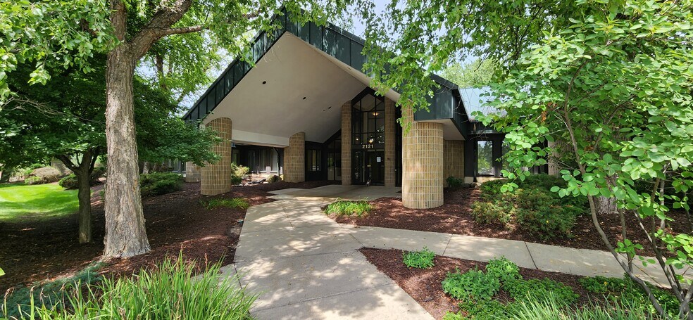 2121 University Park Dr, Okemos, MI à louer - Photo du bâtiment - Image 1 de 14
