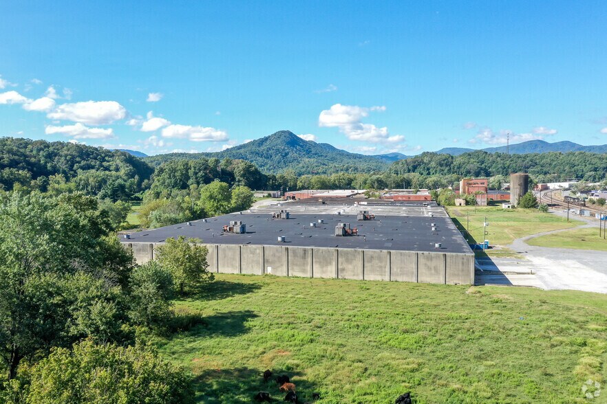 1 Water St, Old Fort, NC à louer - Photo du bâtiment - Image 2 de 23
