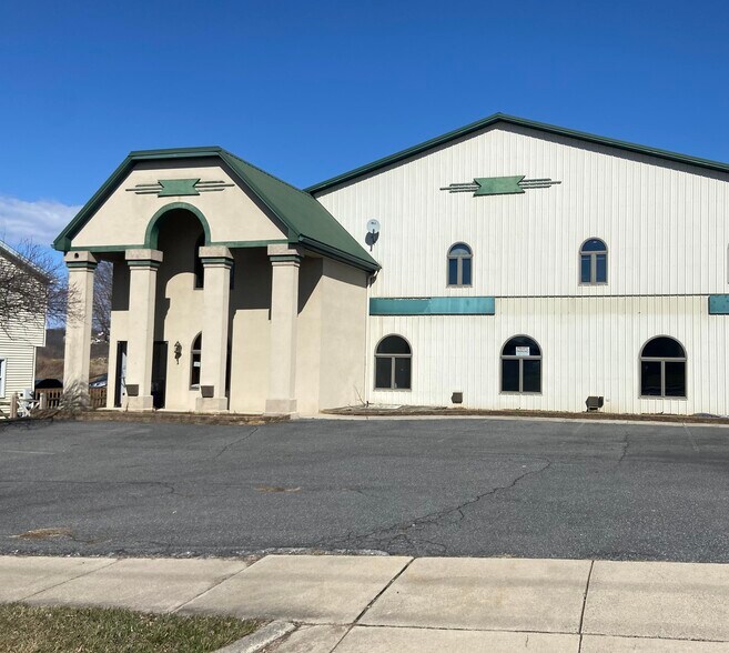 242 N Whiteoak St, Kutztown, PA à louer - Photo du bâtiment - Image 2 de 5