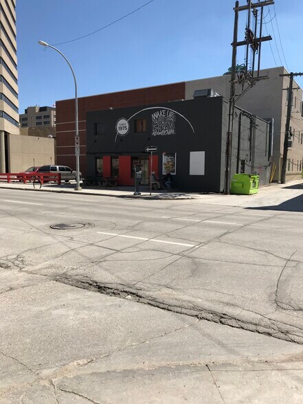 250 York Ave, Winnipeg, MB à louer - Photo du bâtiment - Image 2 de 4