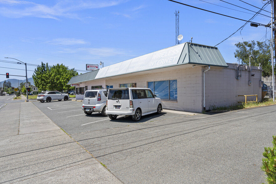 200-204 NW 4th St, Grants Pass, OR à vendre - Photo du b timent - Image 3 de 56