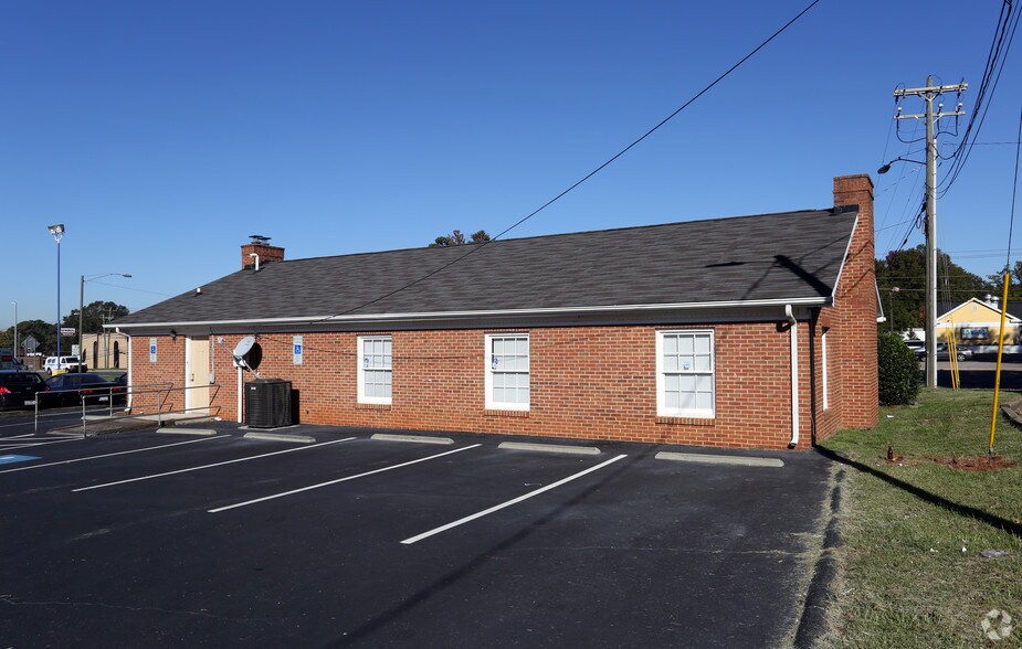 5010 Albemarle Rd, Charlotte, NC à louer - Photo du bâtiment - Image 3 de 3