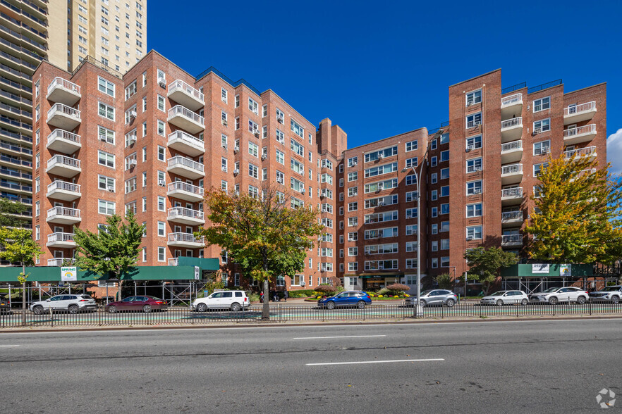 110-45 Queens Blvd, Forest Hills, NY à vendre - Photo principale - Image 1 de 1