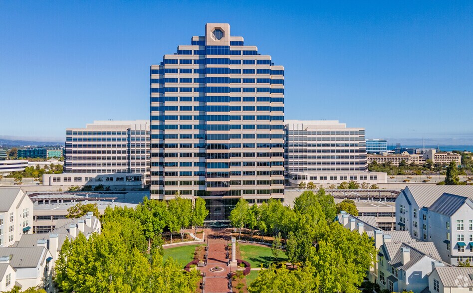 950 Tower Ln, Foster City, CA à louer - Photo du bâtiment - Image 1 de 22