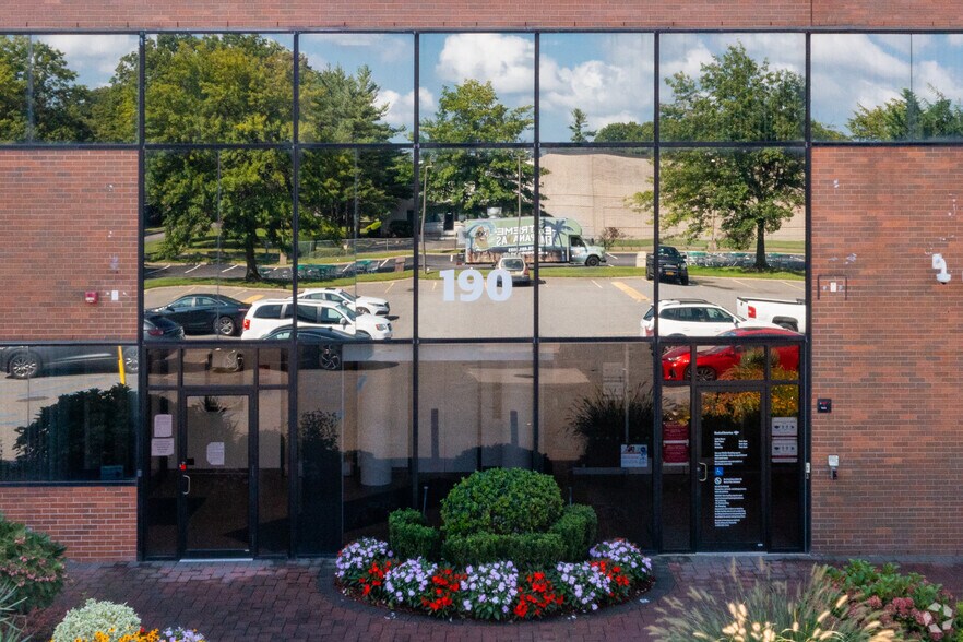 190 Motor Pky, Hauppauge, NY à louer - Photo du bâtiment - Image 3 de 4