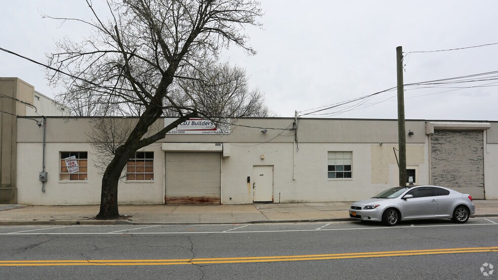 326 Westbury Ave, Carle Place, NY for sale - Primary Photo - Image 1 of 3