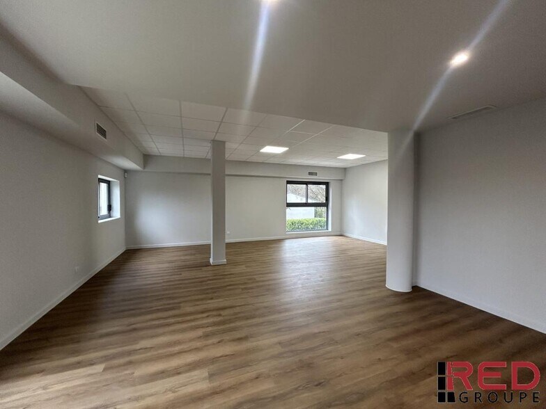 Office in Saint Cannat for lease - Building Photo - Image 2 of 4