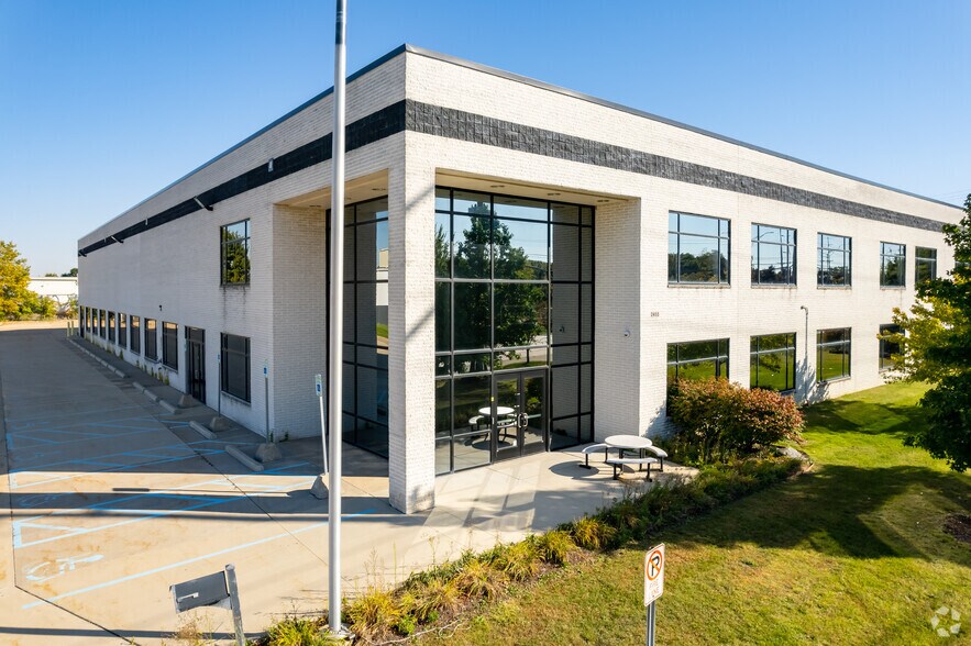 2455 Featherstone Rd, Auburn Hills, MI à louer - Photo du bâtiment - Image 2 de 9