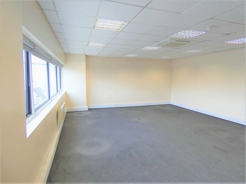 Great West Rd, Brentford for lease - Building Photo - Image 2 of 6