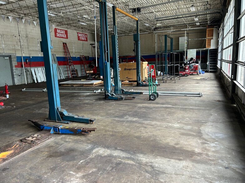 13917 S Torrence Ave, Burnham, IL à vendre - Photo intérieure - Image 2 de 6