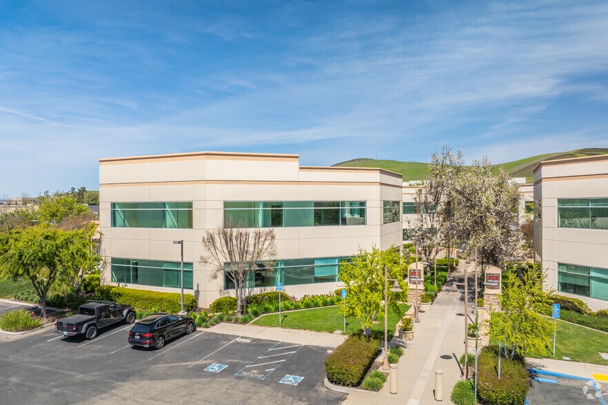 333 N Canyons Pky, Livermore, CA à louer - Photo du bâtiment - Image 3 de 9