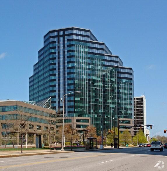 901 Lakeside Ave E, Cleveland, OH à louer - Photo du bâtiment - Image 3 de 8