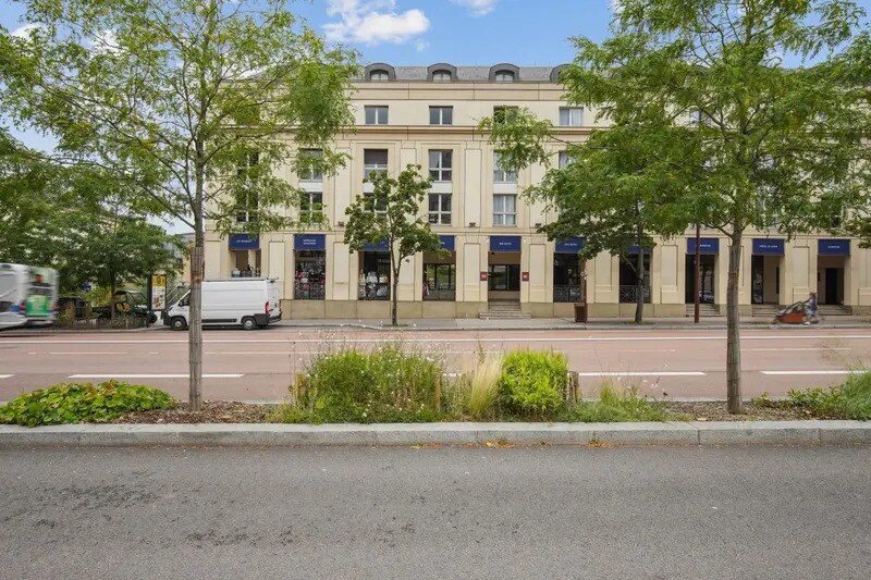 Office in Versailles for lease Building Photo- Image 1 of 15