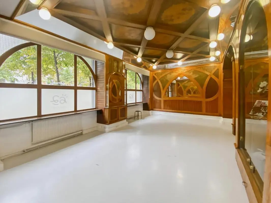 Retail in Paris for lease Interior Photo- Image 1 of 3