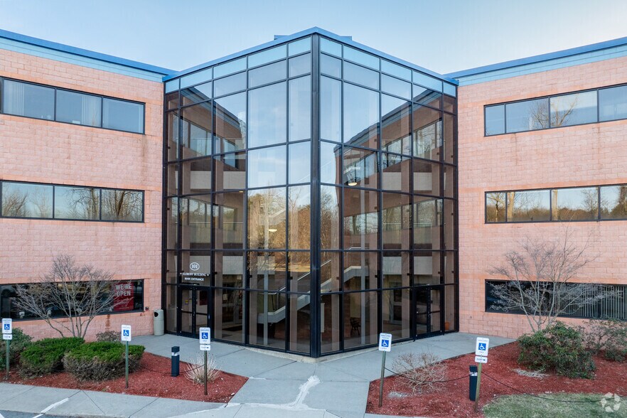 101 University Dr, Amherst, MA à louer - Photo du bâtiment - Image 3 de 8